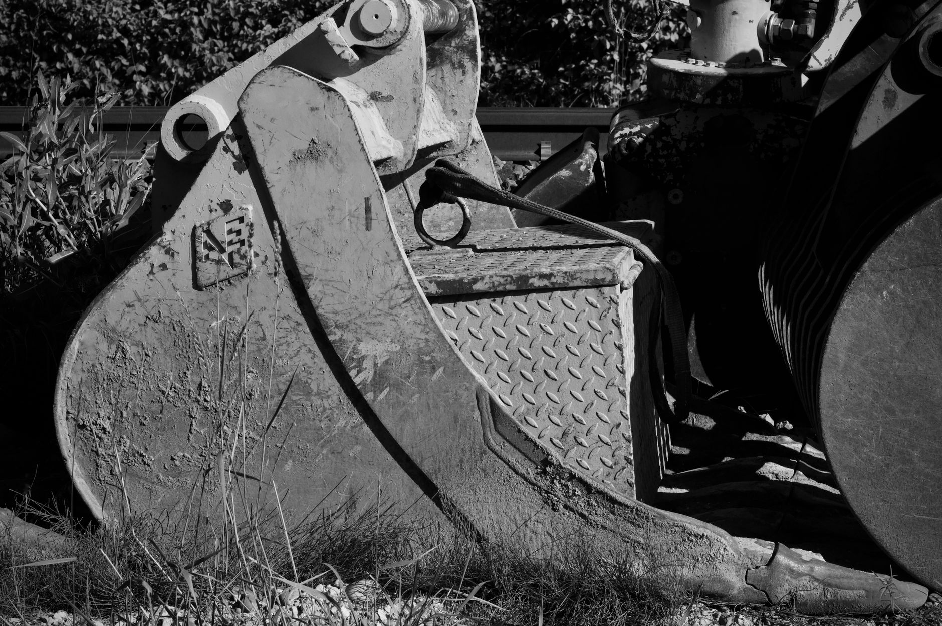 Gravemaskine graver i blød jord